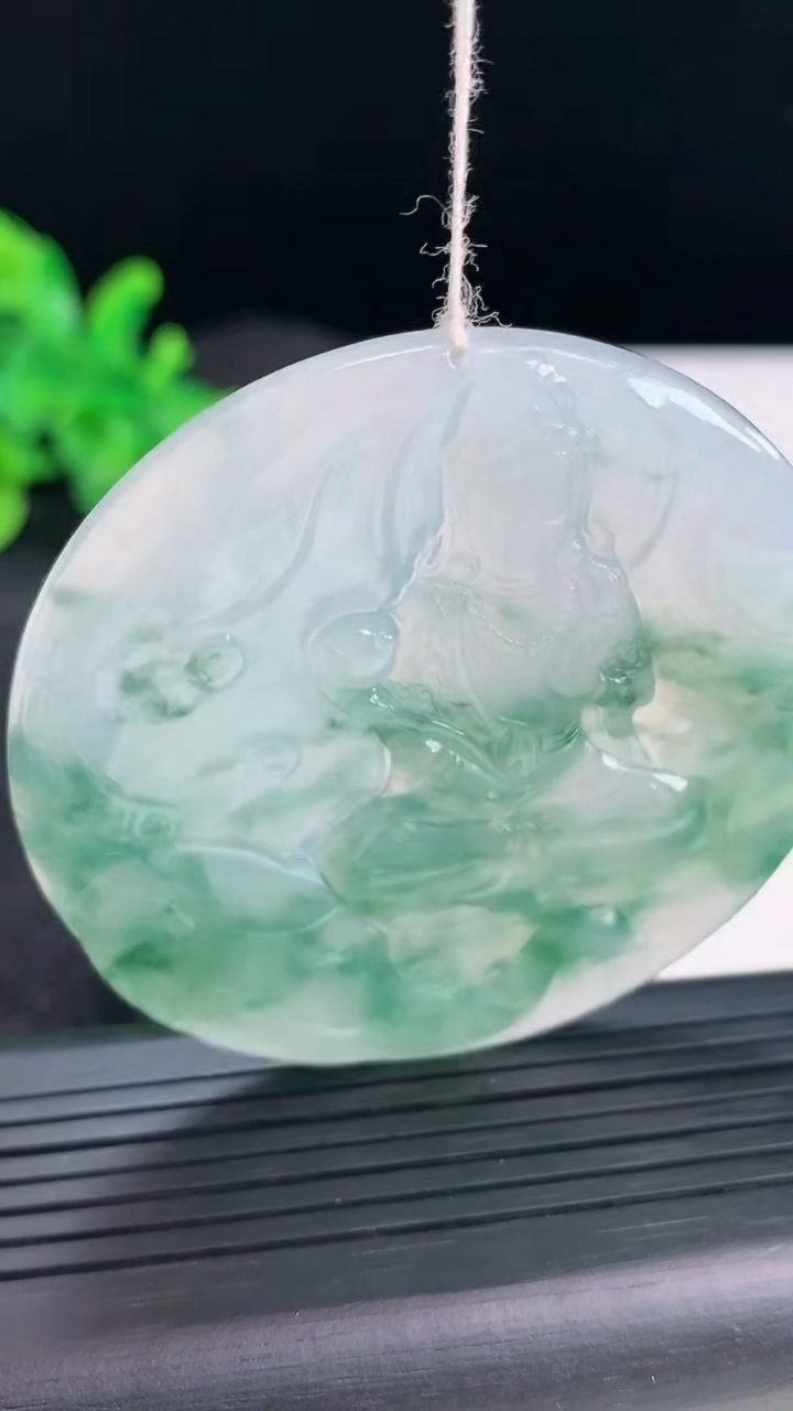 天然A货翡翠种飘花普贤菩萨吊坠，尺寸55.6-6重量:38.01g
3月30日