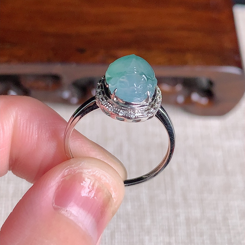 天然A货翡翠18K金镶嵌飘花招财貔貅戒指 圈口17.3裸石
尺寸10.3-8.2mm 重量2.00g