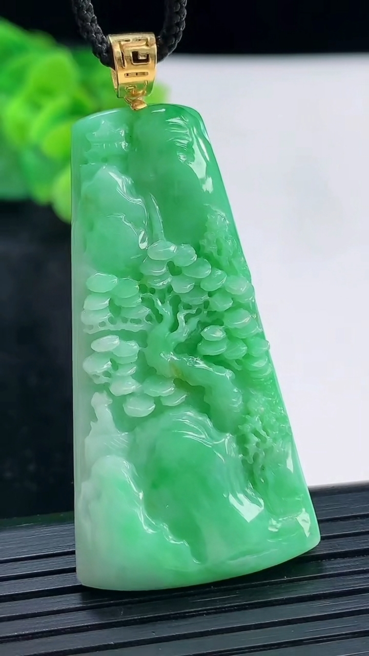 天然A货翡翠山水牌吊坠，尺寸48.5-25.5-6.5重量:15.67g
3月30日