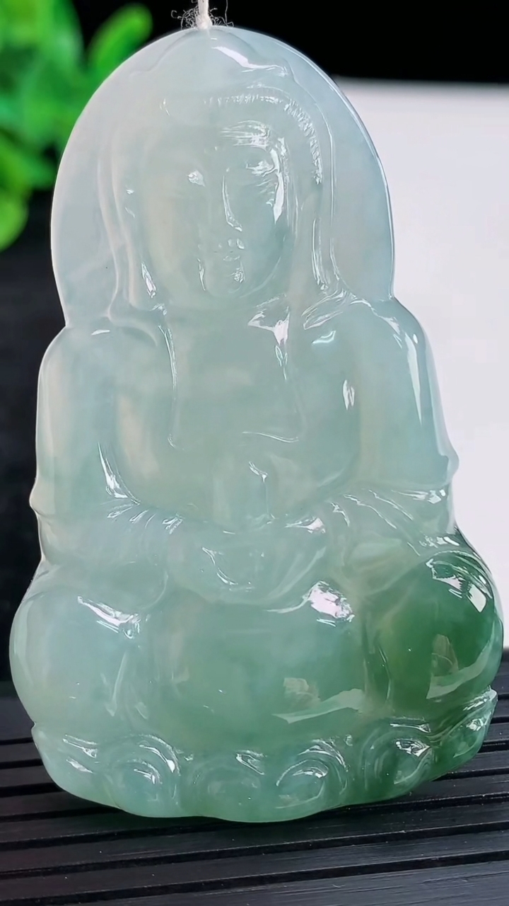 天然A货翡翠冰种飘花正装观音吊坠，尺寸60.5-38.6-5.6重量:25.98g
3月30日