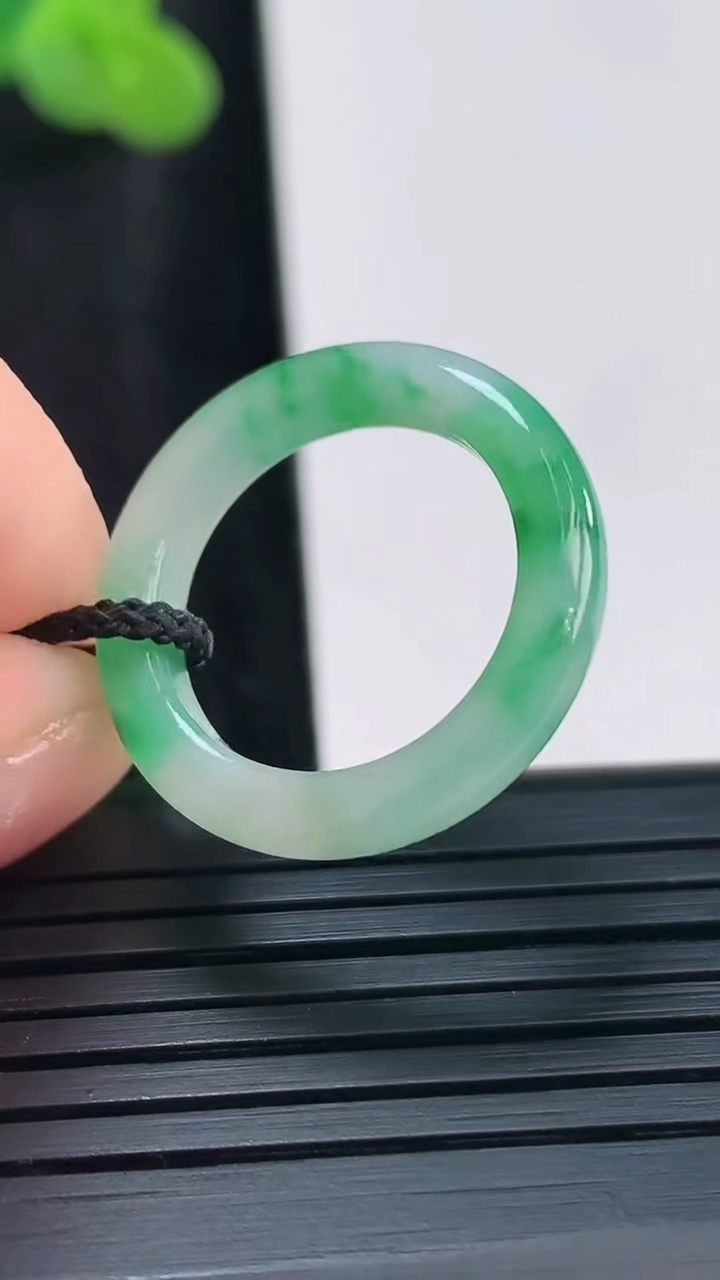 天然A货翡翠素面指环 戒指，尺寸16.6-3.8重量:2.22g2026年3月30日
工厂直销收藏佳品,种好水足，色泽均匀，有种有色，上手高大气！