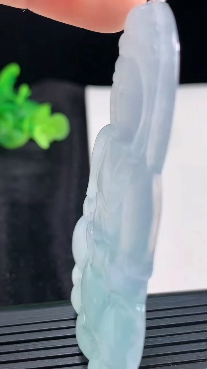 天然A货翡翠种紫罗兰正装观音吊坠，尺寸71-44-6重量:33.80g
3月30日