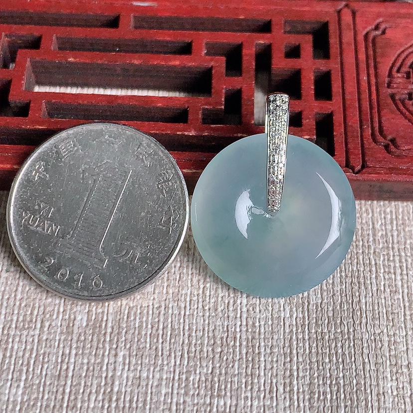 天然A货翡翠18K金伴钻镶嵌飘花平安扣吊坠 
尺寸27.7-22.2-5.6mm 重量6.24g 0329