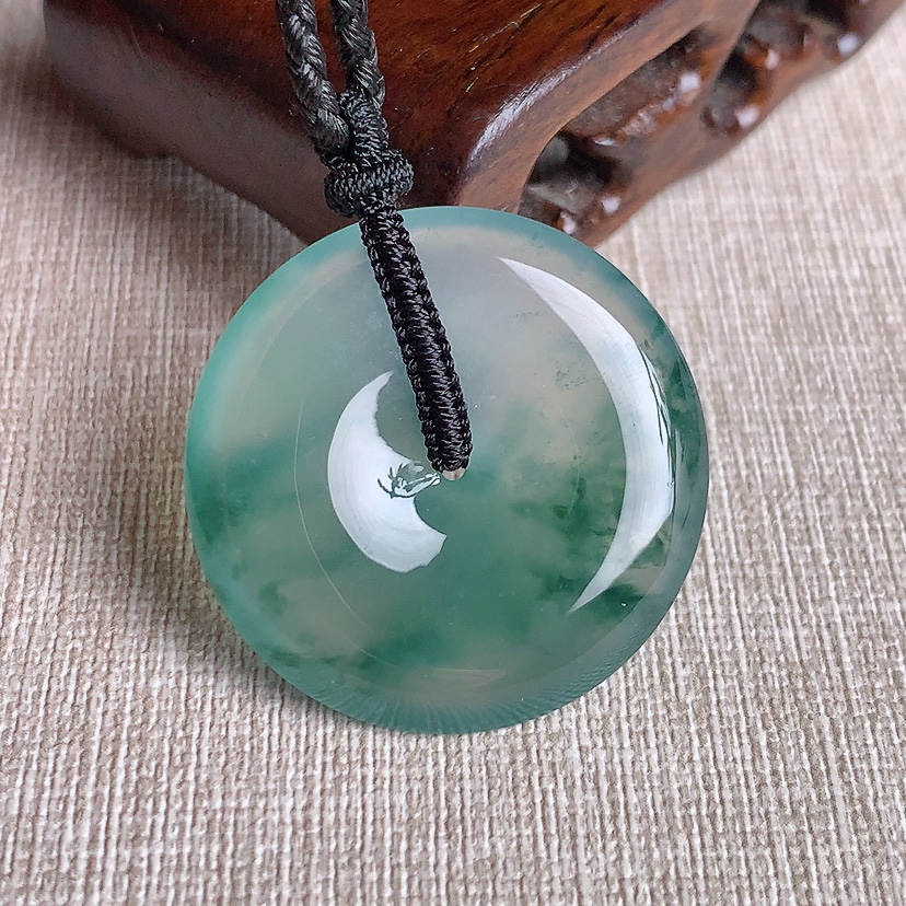 天然A货翡翠飘花平安扣吊坠 
尺寸33-5.8mm 重量15.28g 0329