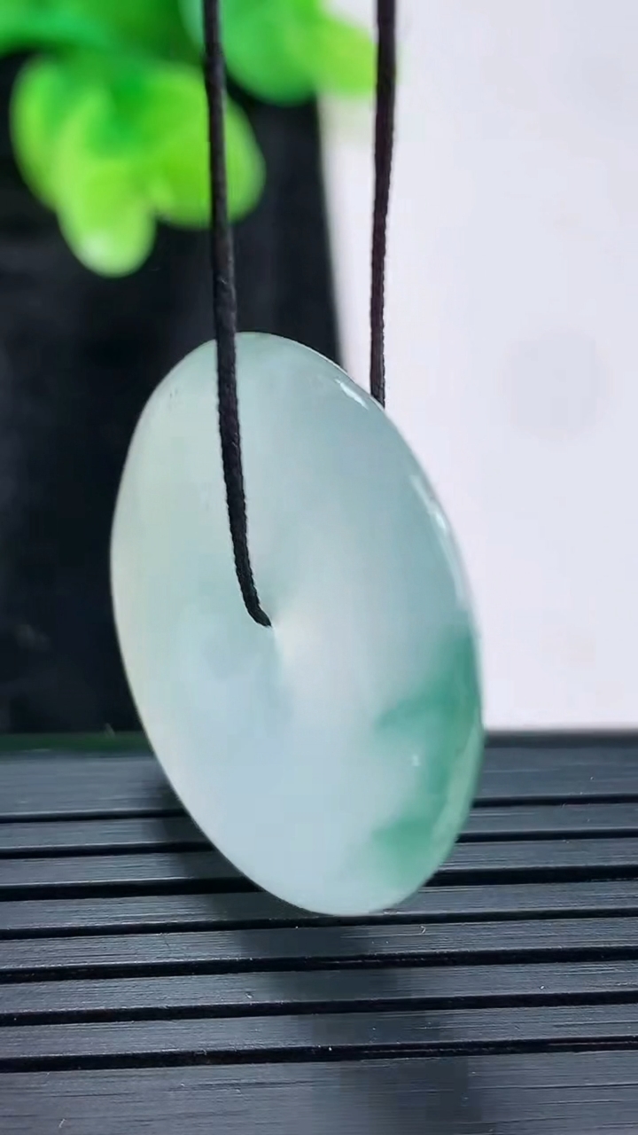 天然A货翡翠冰种飘花平安扣吊坠，尺寸28.5-6重量:9.92g
3月30日