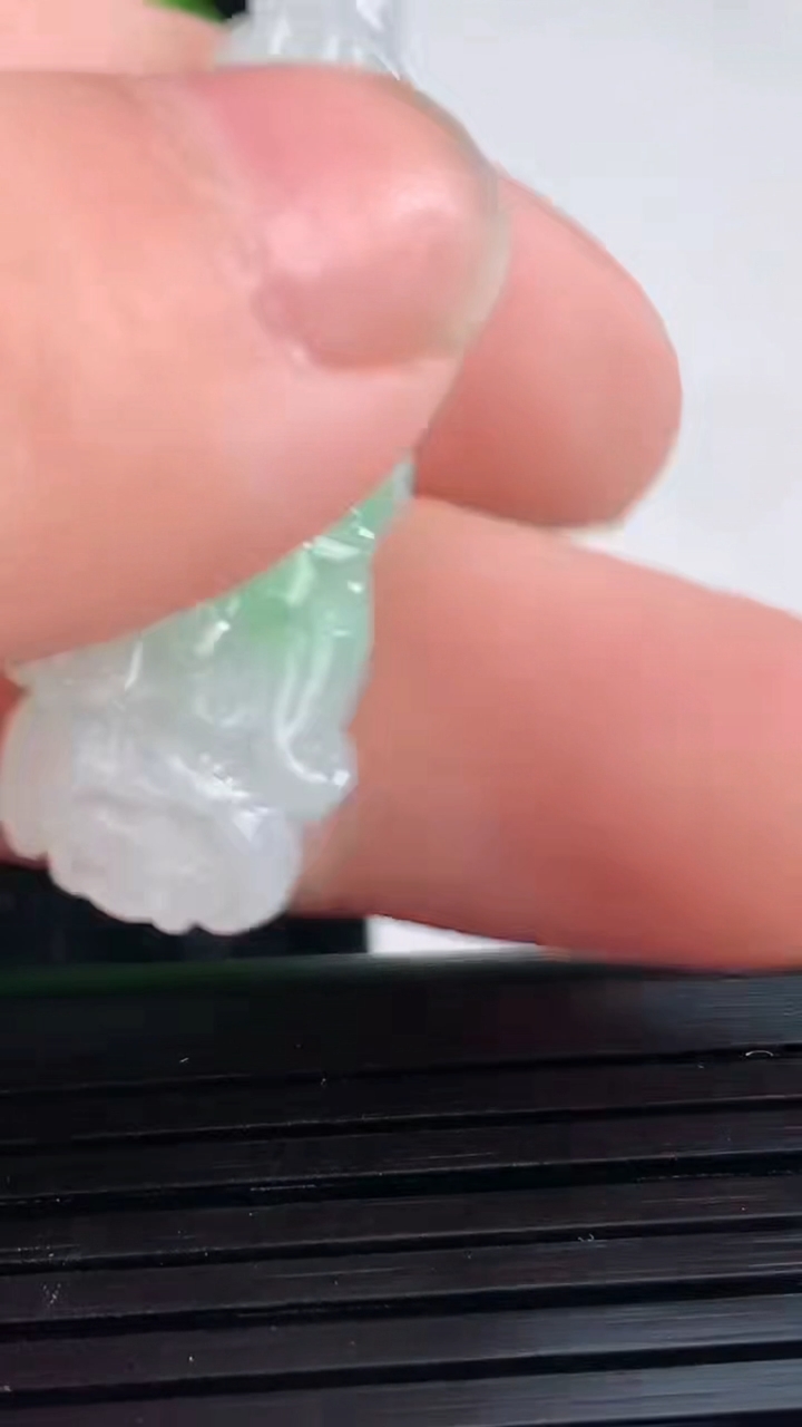 天然A货翡翠白菜吊坠，尺寸36-13-6重量:5.08g
3月30日