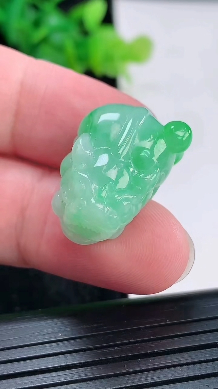 天然A货翡翠貔貅吊坠，尺寸24-15-12重量:8.89g
3月30日