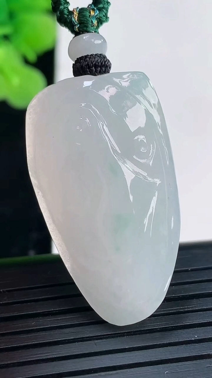 天然A货翡翠飘花原石吊坠尺寸34.2-19.6-8重量:10.81g
3月30日