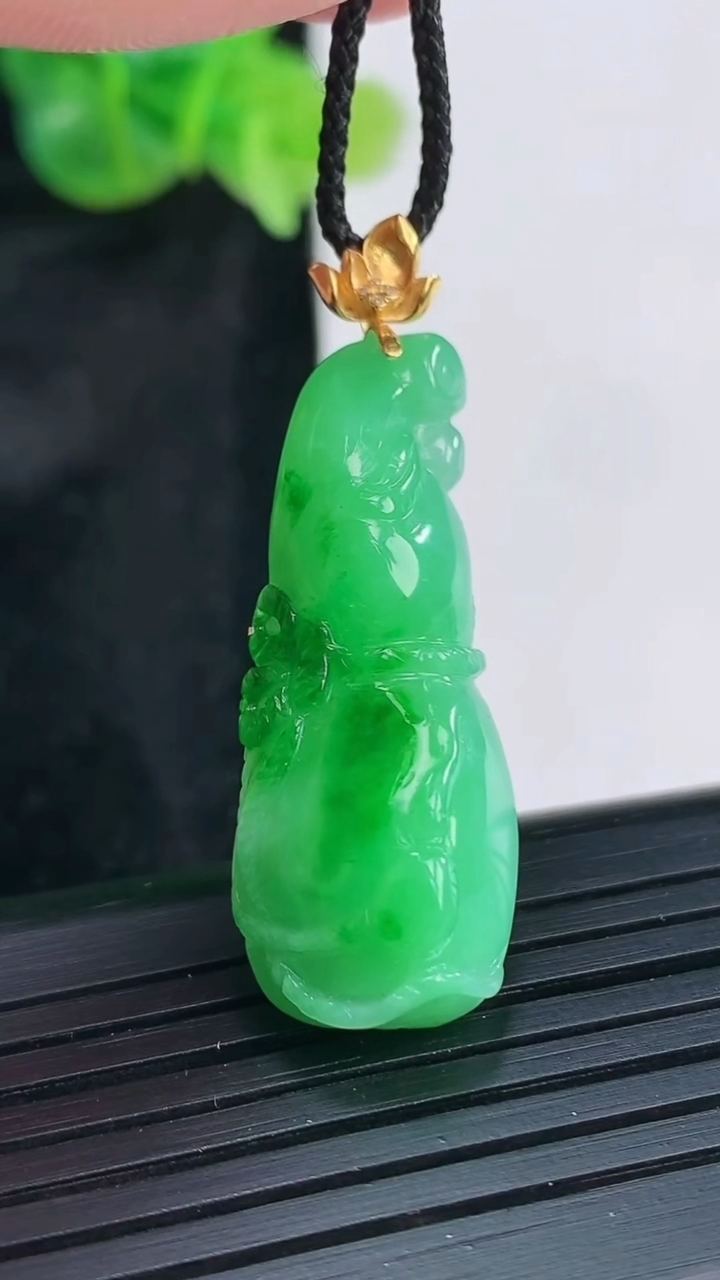 天然A货翡翠葫芦吊坠，尺寸33-14-10重量:6.40g
3月30日