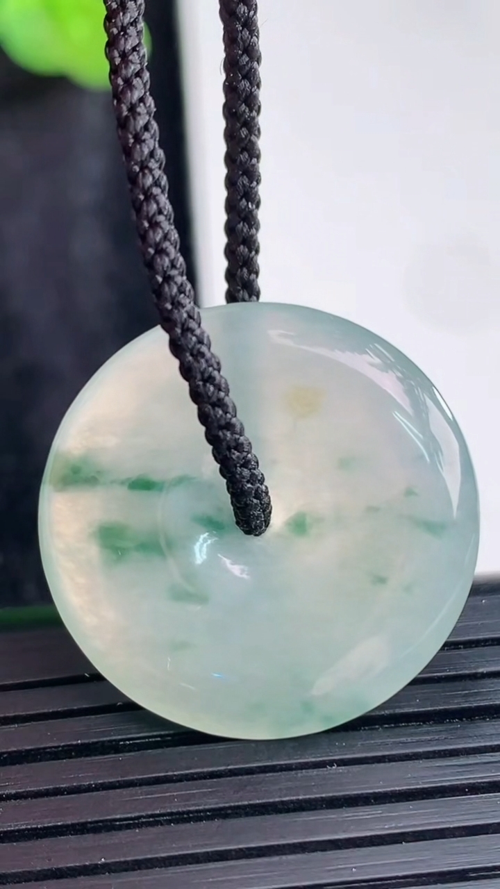 天然A货翡翠冰种飘花平安扣吊坠，尺寸25-4.2重量:5.39g
3月30日