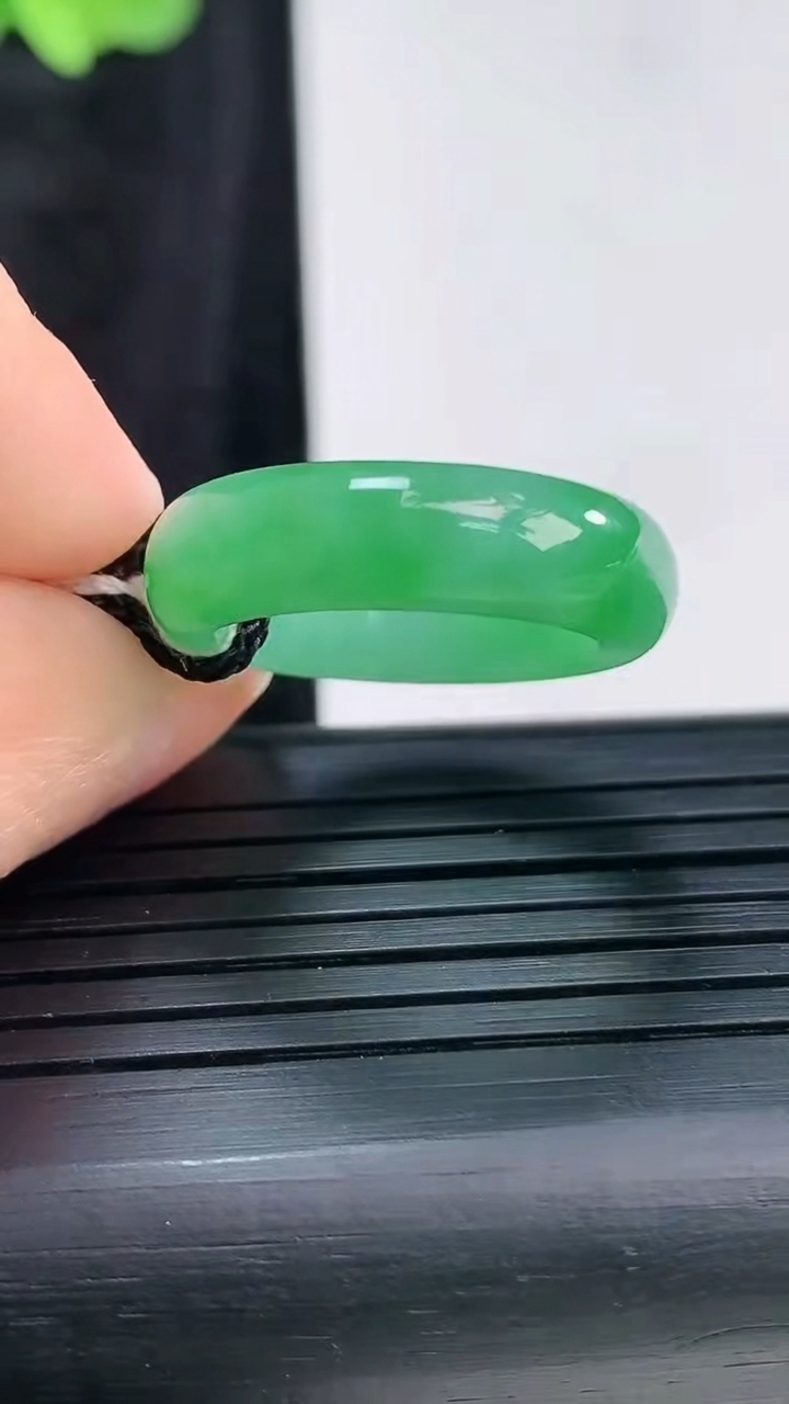 天然A货翡翠素面玉指环 戒指 尺寸16.2-6-3.5重量:3.75g2026年3月30日
工厂直销收藏佳品,种好水足，色泽均匀，有种有色，上手高大气！