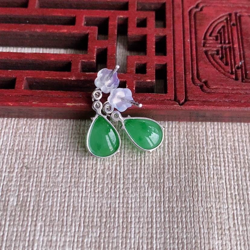 天然A货翡翠18K金镶嵌飘阳绿水滴耳坠 
尺寸9.3-7-4mm 重量2.13g 0329
