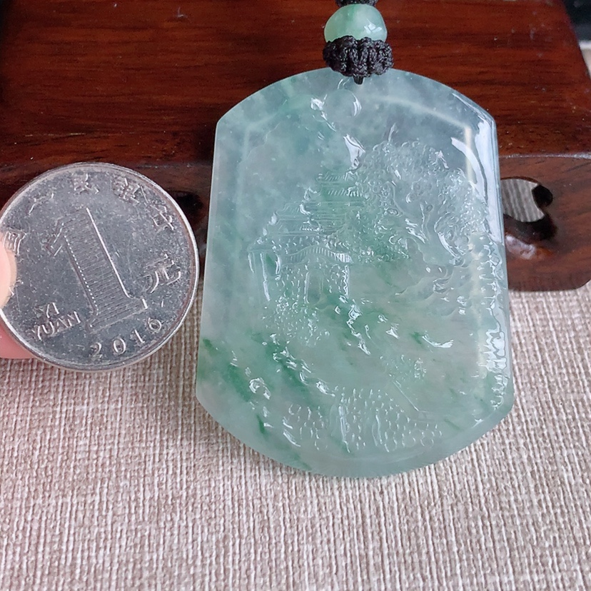 天然A货翡翠飘花意境山水牌吊坠 
尺寸48.8-37.5-4.5mm 重量22.70g 0329