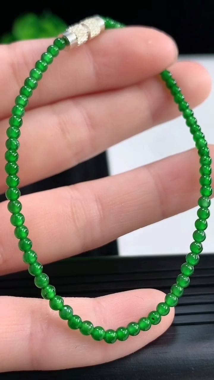 天然A货翡翠小米圆珠手串，尺寸2.5重量:2.84g3月30日
工厂直销收藏佳品,种好水足，色泽均匀