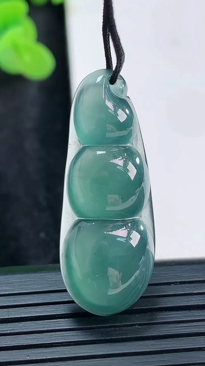 天然A货翡翠福豆吊坠，尺寸36-14.5-6.6重量:5.75g
3月30日