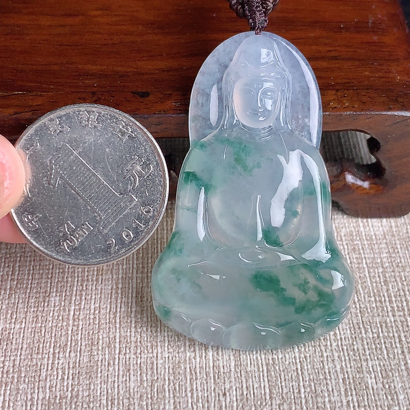 天然A货翡翠飘花观音吊坠 
尺寸50.3-31.8-5.8mm 重量19.05g 0329