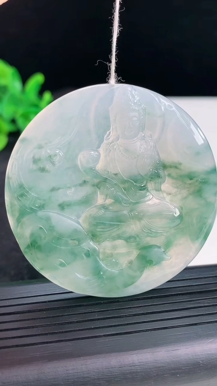 天然A货翡翠种飘花普贤菩萨吊坠，尺寸55.6-6重量:38.01g
3月30日