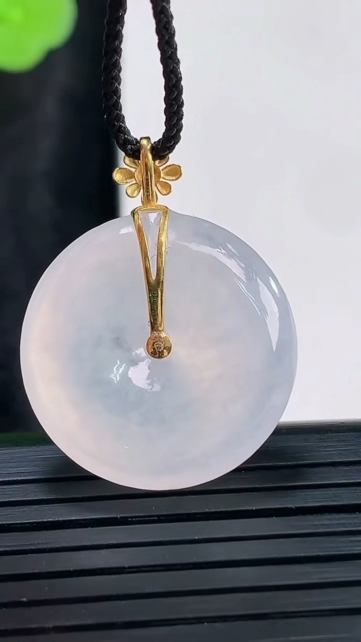 天然A货翡翠种白冰平安扣吊坠，尺寸23-5.5重量:6.24g
3月30日