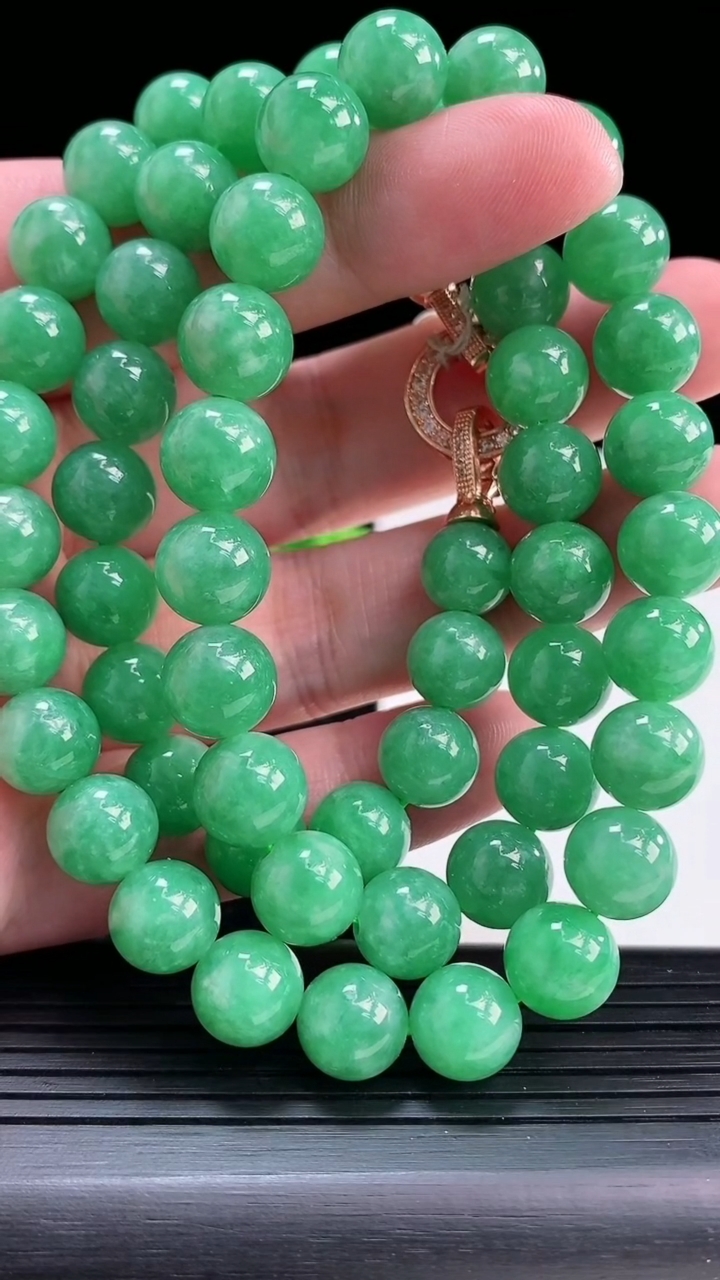 天然A货翡翠圆珠项链，尺寸10重量:104.58g
3月30日