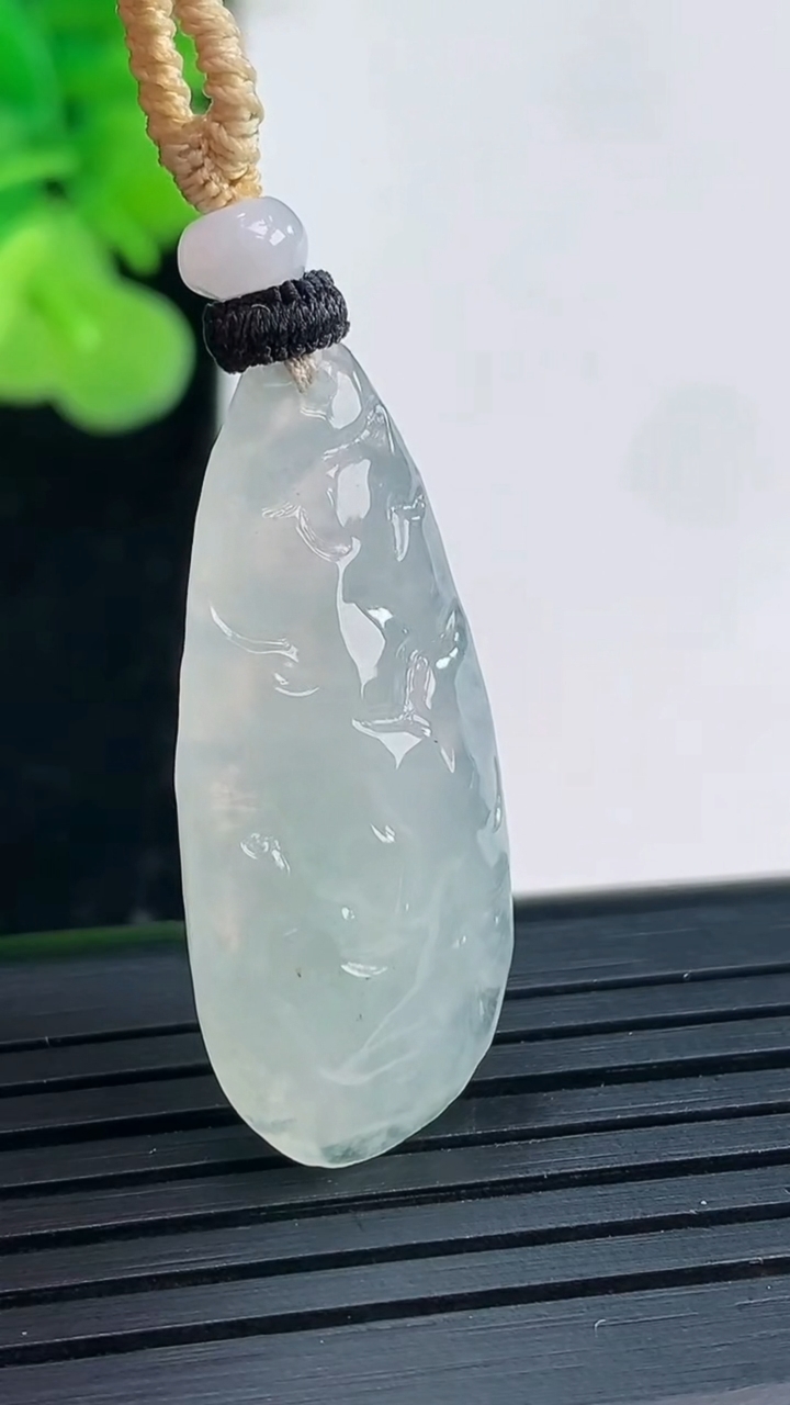 天然A货翡翠原石吊坠尺寸33-14.4-5.7重量:6.12g
3月30日