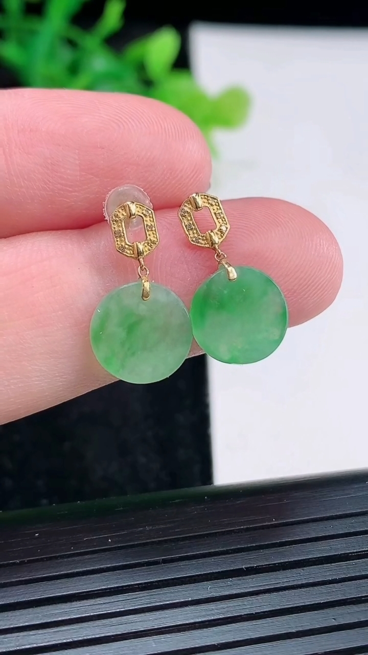 天然A货翡翠无事牌耳钉，尺寸10-2重量:1.43g
3月30日