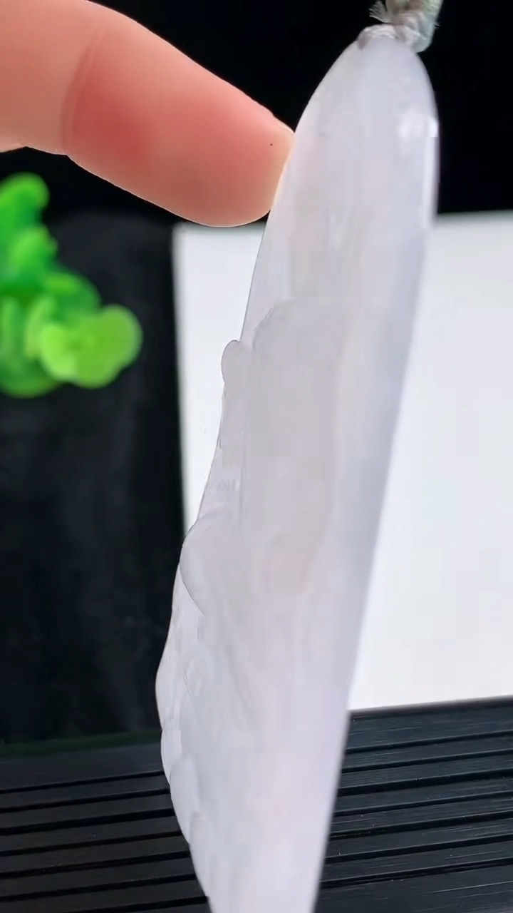 天然A货翡翠不动明王吊坠，尺寸70.5-42-4.5重量:29.93g
3月30日