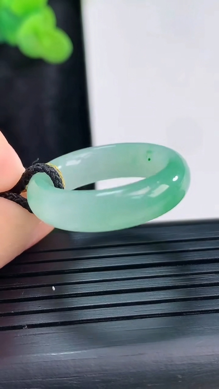 天然A货翡翠素面玉指环 戒指尺寸17.6-6-4重量:4.26g2026年3月30日
工厂直销收藏佳品,种好水足，色泽均匀，有种有色，上手高大气！