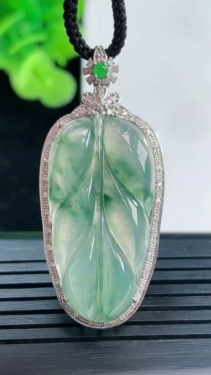 天然A货翡翠种飘花金枝玉叶 叶子吊坠尺寸41.6-18.2-7.2裸石28.8-15.6重量:4.93g
3月30日