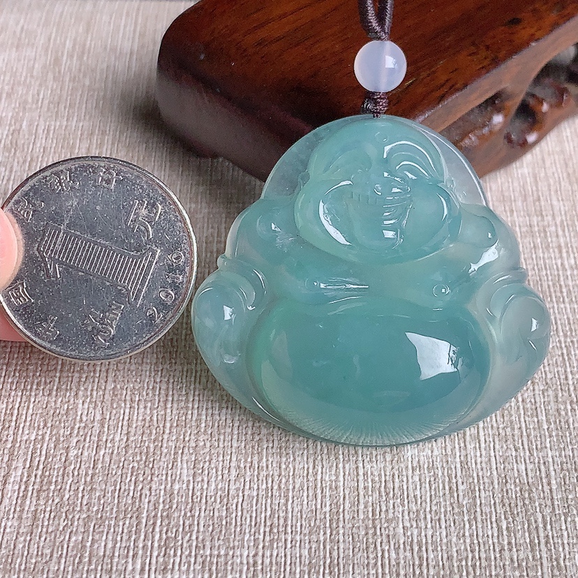 天然A货翡翠晴水大件厚装佛公吊坠 
尺寸40.6-44-11.8mm 重量31.18g 0329