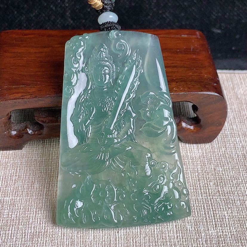天然A货翡翠晴水文殊菩萨吊坠 
尺寸65.2-42-5.6mm 重量40.26g 0329