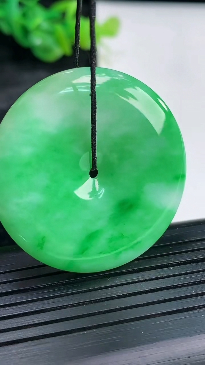 天然A货翡翠平安扣吊坠，尺寸39.5-5.8重量:19.10g
3月30日