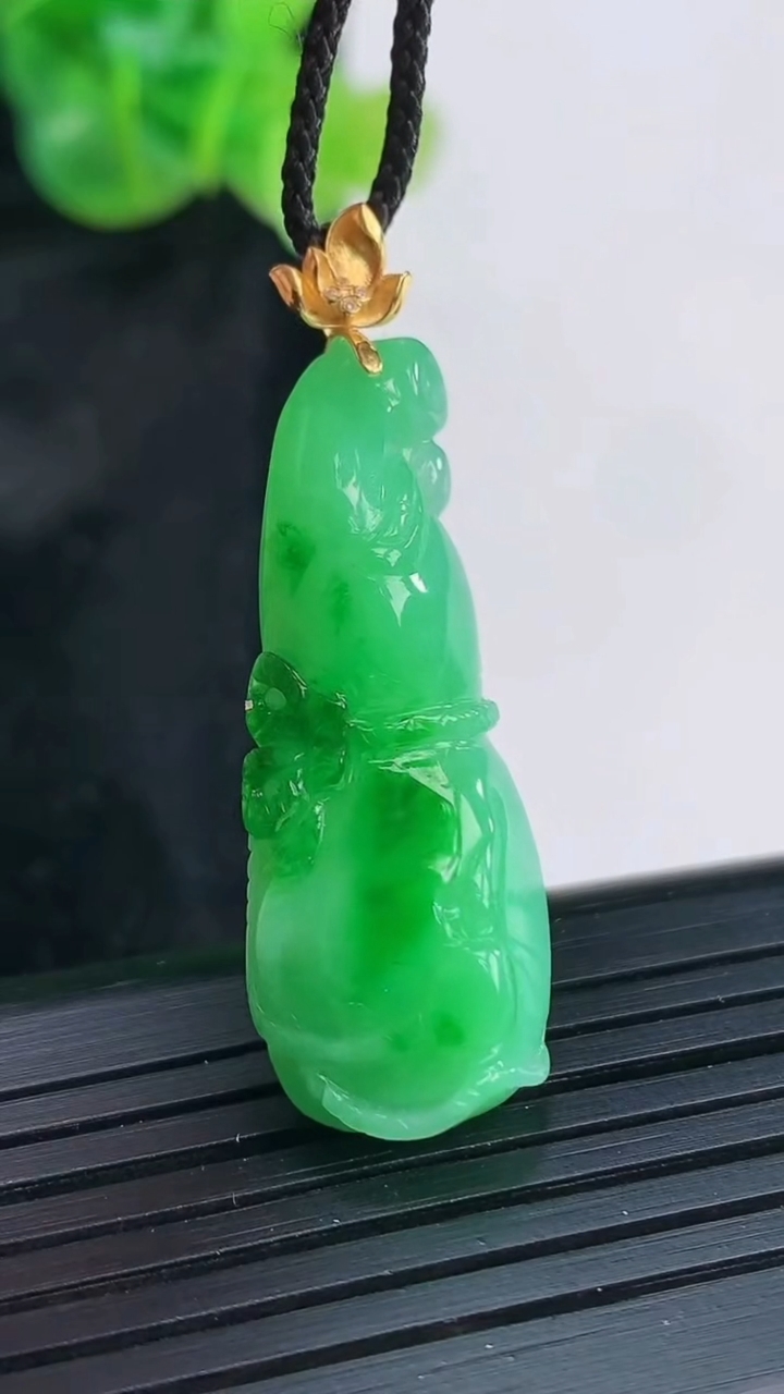 天然A货翡翠葫芦吊坠，尺寸33-14-10重量:6.40g
3月30日