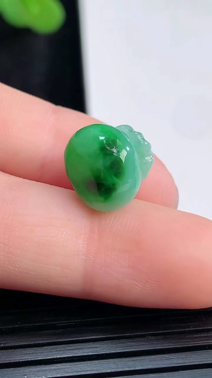 天然A货翡翠钱袋吊坠，尺寸9.6-11重量:2.14g
3月30日