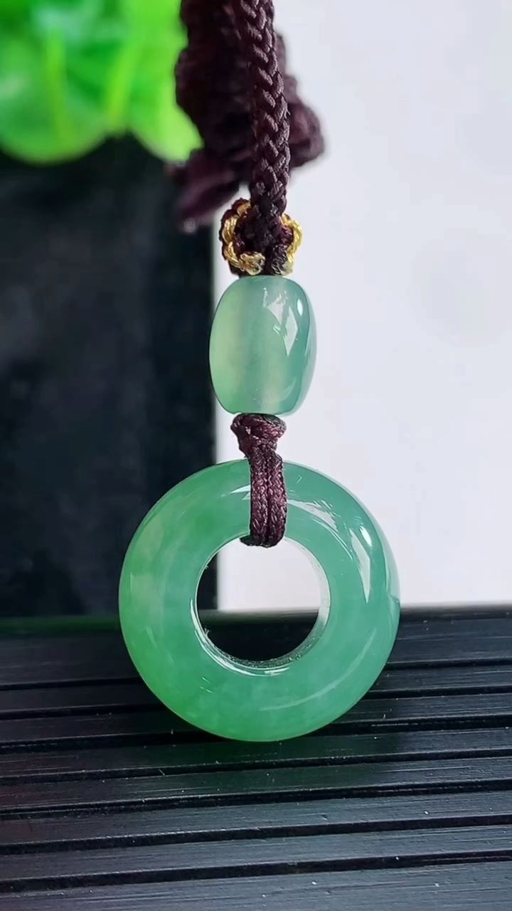 天然A货翡翠路路通吊坠，尺寸17.5-9重量:6.47g
3月30日