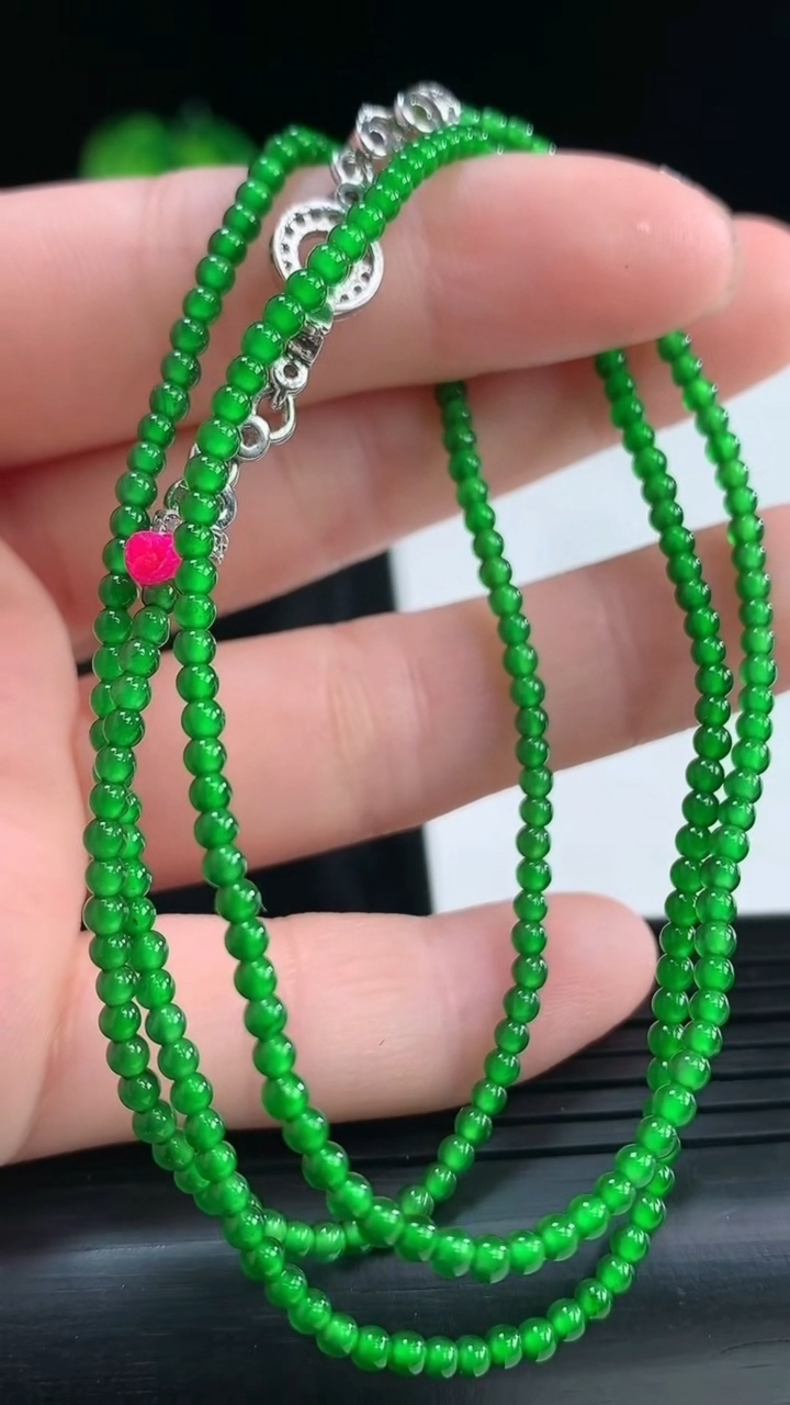 天然A货翡翠小米圆珠项链，尺寸2.5重量:6.42g3月30日
工厂直销收藏佳品,种好水足，色泽均匀，有种有色，上手高大气！
