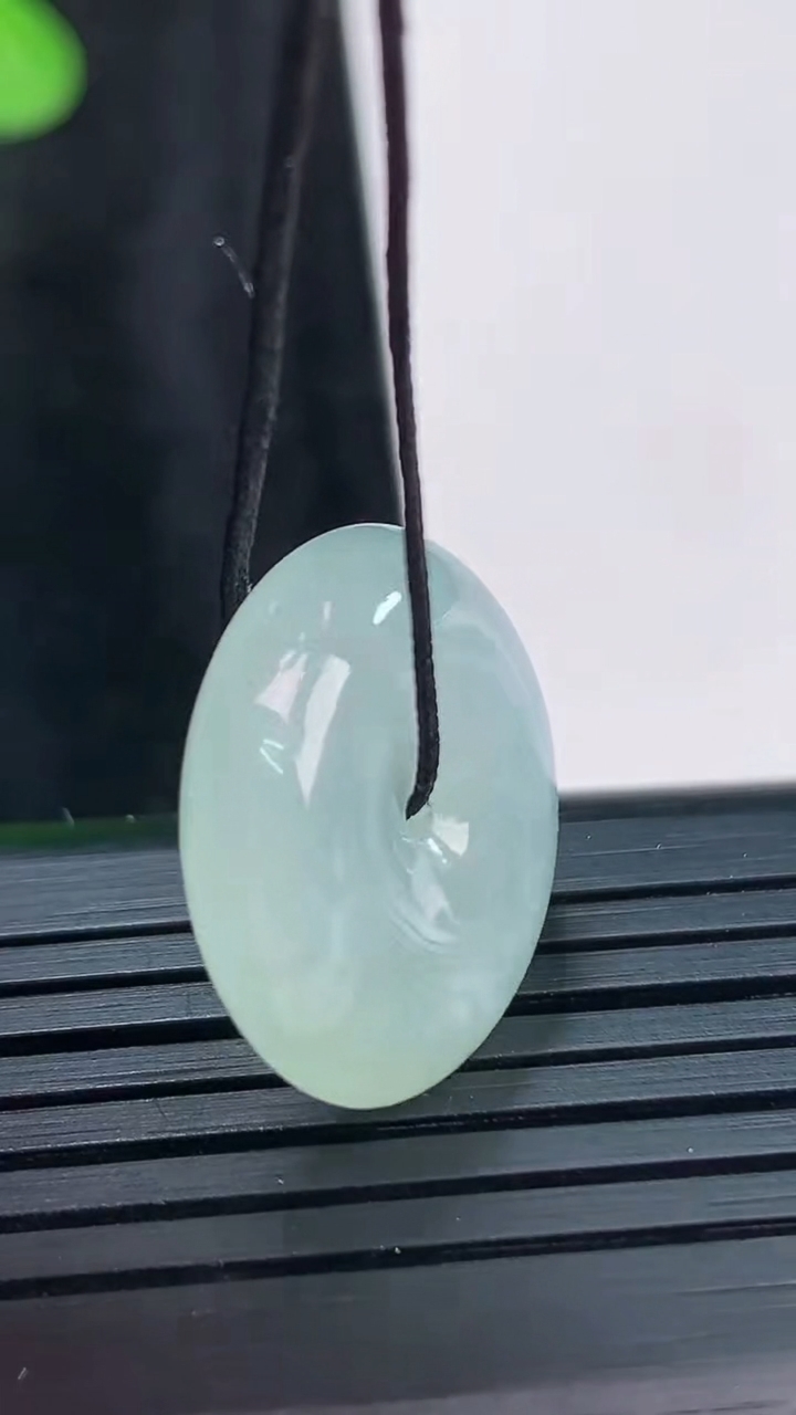 天然A货翡翠平安扣吊坠，尺寸20-5.8重量:4.71g
3月30日