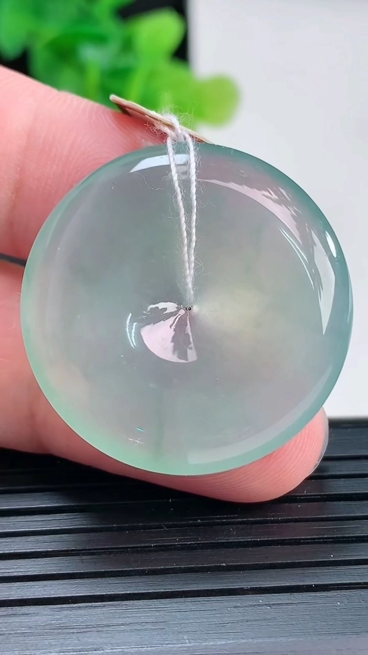 天然A货翡翠平安扣吊坠，尺寸30.5-6重量:10.86g
3月30日