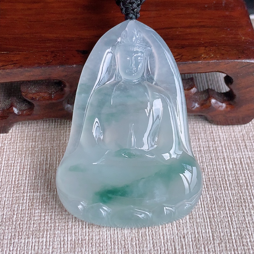 天然A货翡翠飘花观音吊坠 
尺寸51.3-36-6mm 重量21.78g 0329