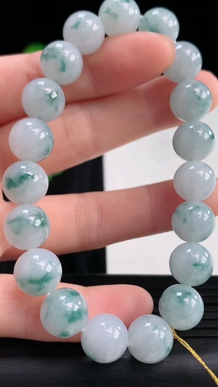天然A货翡翠飘花圆珠手串，尺寸10重量:33.86g3月30日
工厂直销收藏佳品,种好水足，色泽均匀，有种有色，上手高大气！