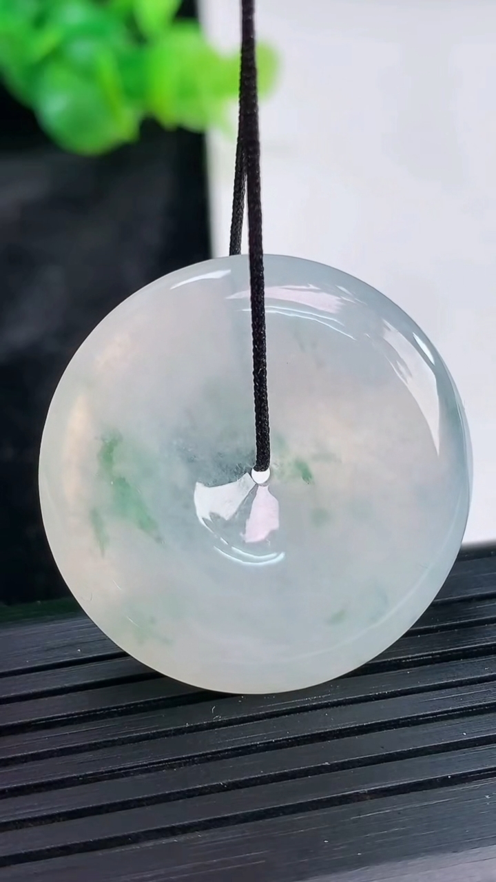 天然A货翡翠冰种飘花平安扣吊坠，尺寸32.5-6重量:12.77g
3月30日