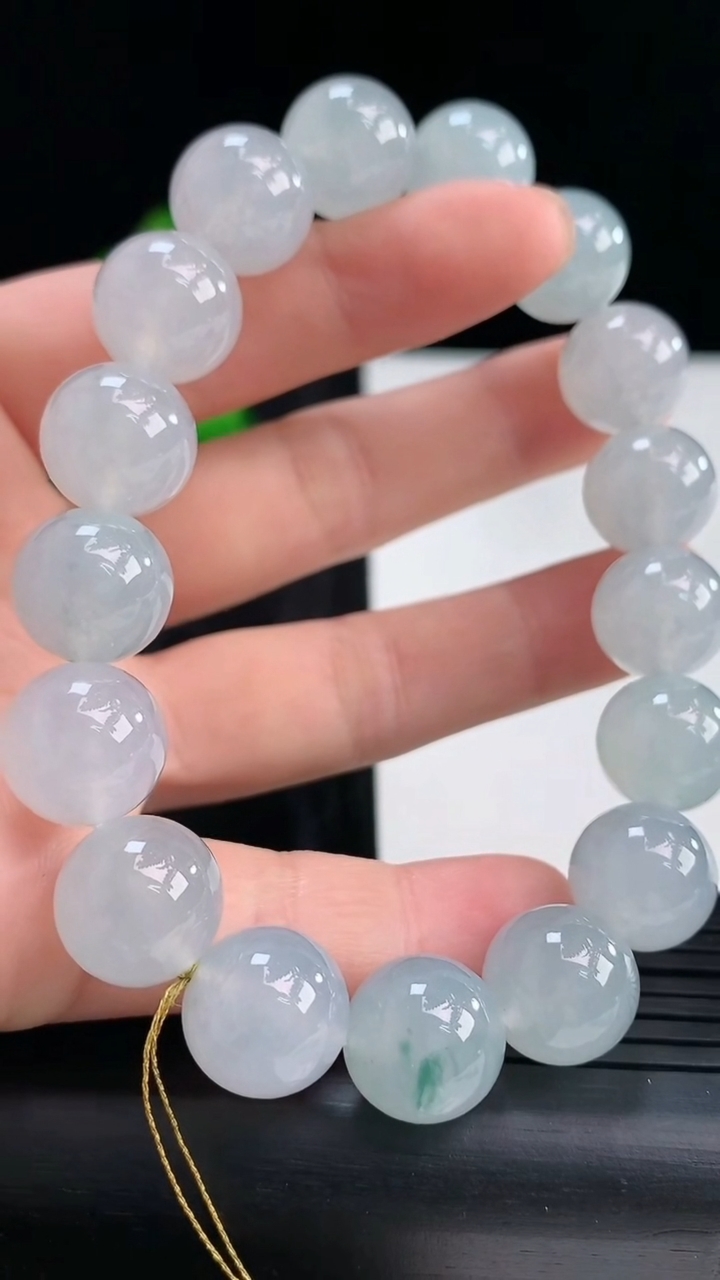 天然A货翡翠种飘花圆珠手串，尺寸12重量:48.59g3月30日
工厂直销收藏佳品,种好水足，色泽均匀，有种有色，上手高大气！