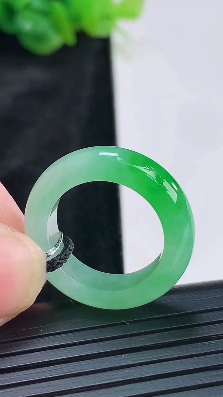 天然A货翡翠玉指环 戒指，尺寸17.5-6-4重量:4.69g2026年3月30日
工厂直销收藏佳品,种好水足，色泽均匀，有种有色，上手高大气！