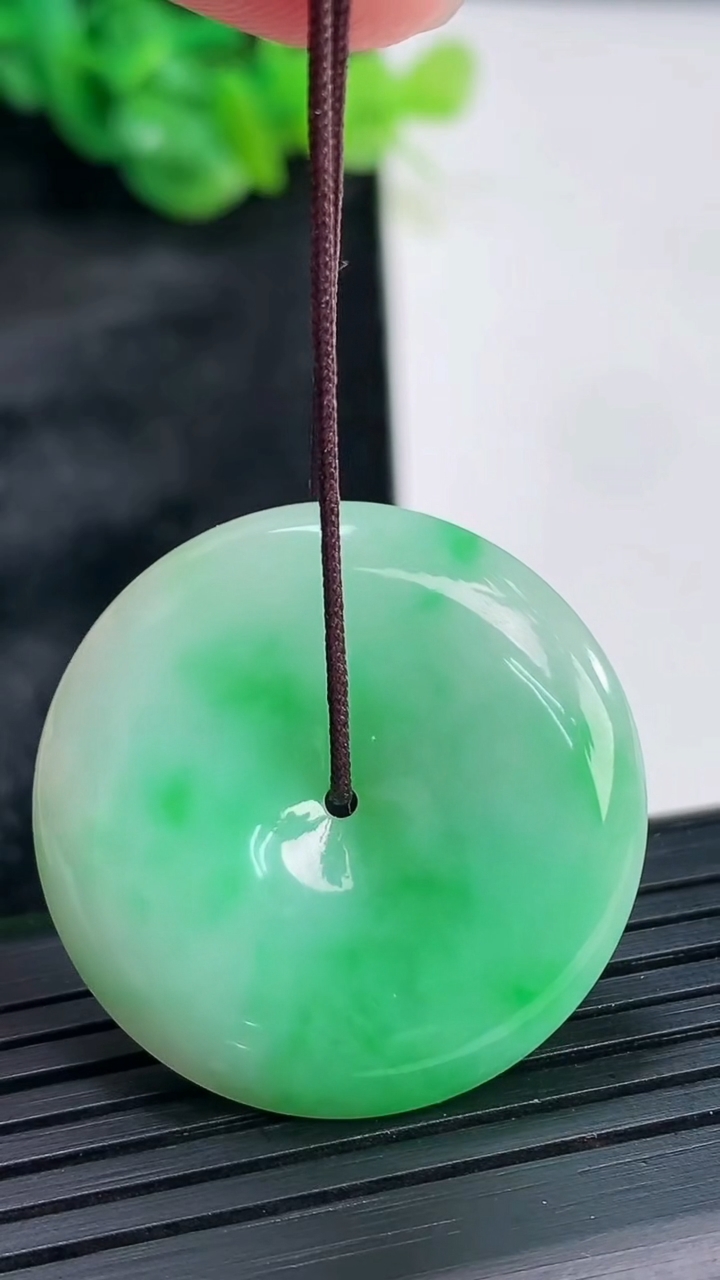 天然A货翡翠平安扣吊坠，尺寸35-4.8重量:12.17g
3月30日