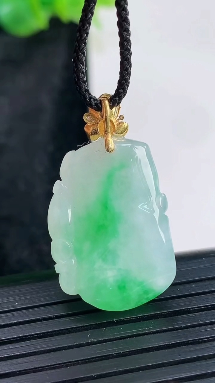 天然A货翡翠节节高升 竹节吊坠，尺寸23-17-8重量:5.72g
3月30日