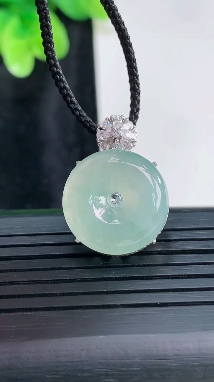 天然A货翡翠平安扣吊坠，尺寸23-17-7.6，裸石16重量:4.42g
3月30日