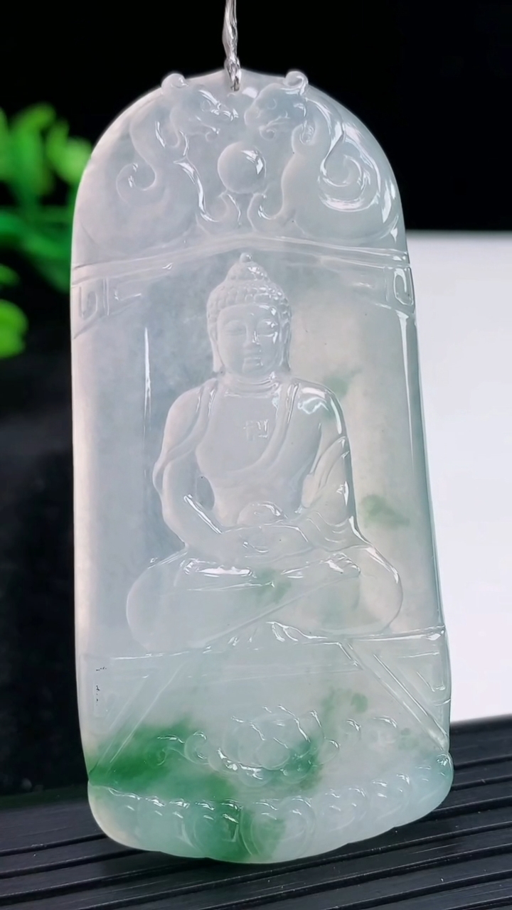 天然A货翡翠种飘花大日如来佛吊坠，尺寸71.5-34.6-5.5重量:32.96g
3月30日