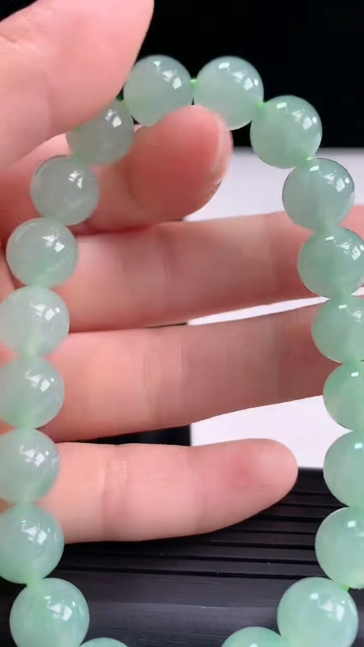 天然A货翡翠圆珠手串，尺寸9.5重量:31.23g3月30日
工厂直销收藏佳品,种好水足，色泽均匀，有种有色，上手高大气！