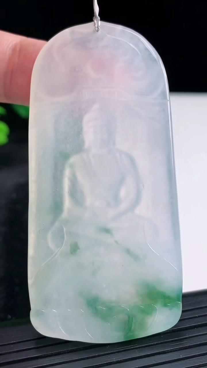 天然A货翡翠种飘花大日如来佛吊坠，尺寸71.5-34.6-5.5重量:32.96g
3月30日