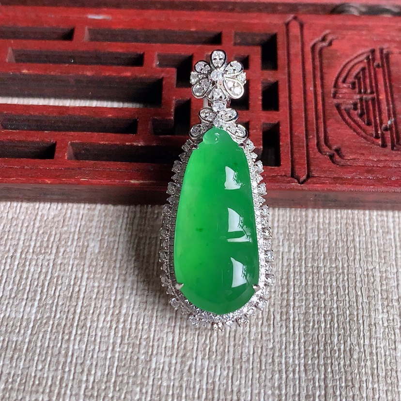 天然A货翡翠18K金伴钻镶嵌阳绿四季豆福豆平安豆吊坠 
尺寸37-15-12裸石23.5-10.6mm 重量6.75g 0329