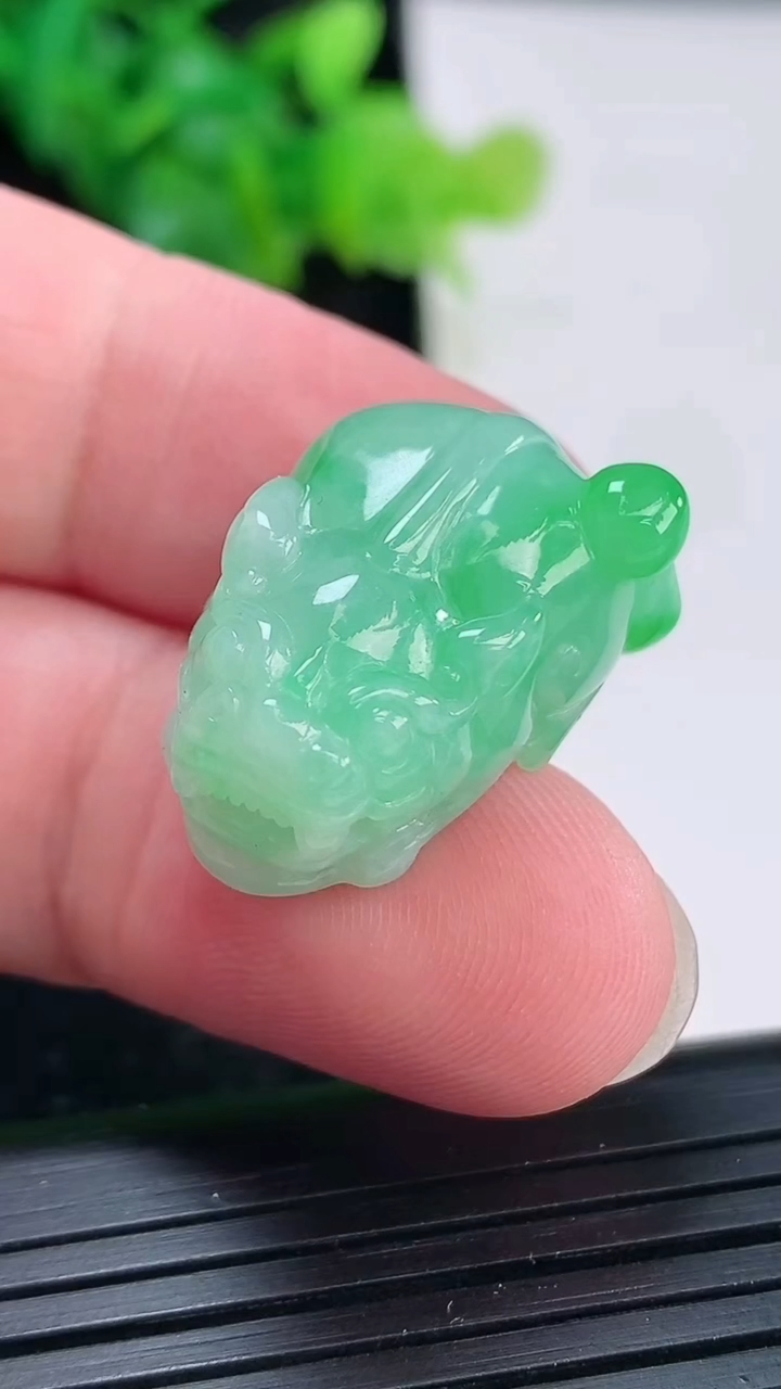天然A货翡翠貔貅吊坠，尺寸24-15-12重量:8.89g
3月30日